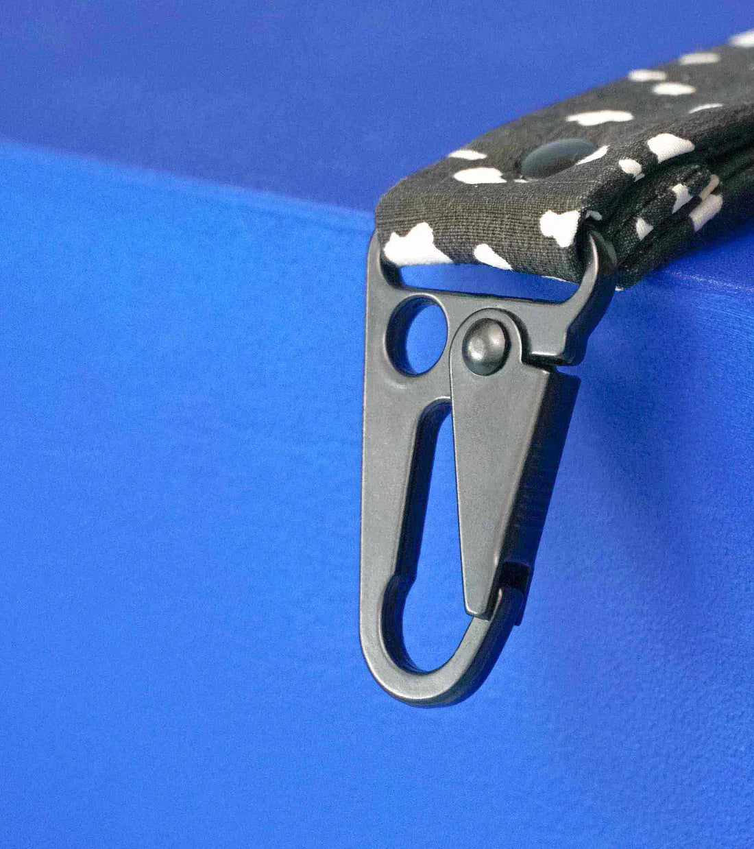 Closeup of the closure clasp on the Notabag keychain in black sprinkle pattern